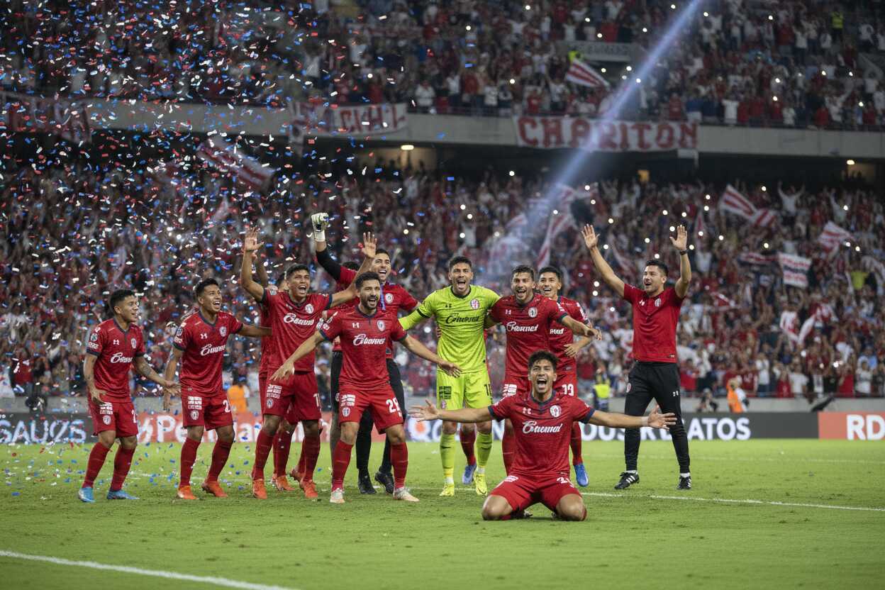 Toluca vence 2-0 a Chivas y le quita la cima a Rebaño