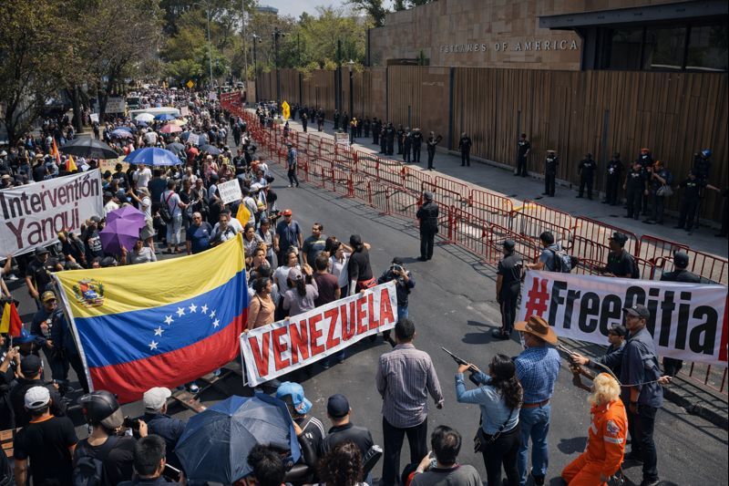 Protesta frente a la nueva embajada de EE. UU. en CDMX por intervención en Venezuela provoca caos vial
