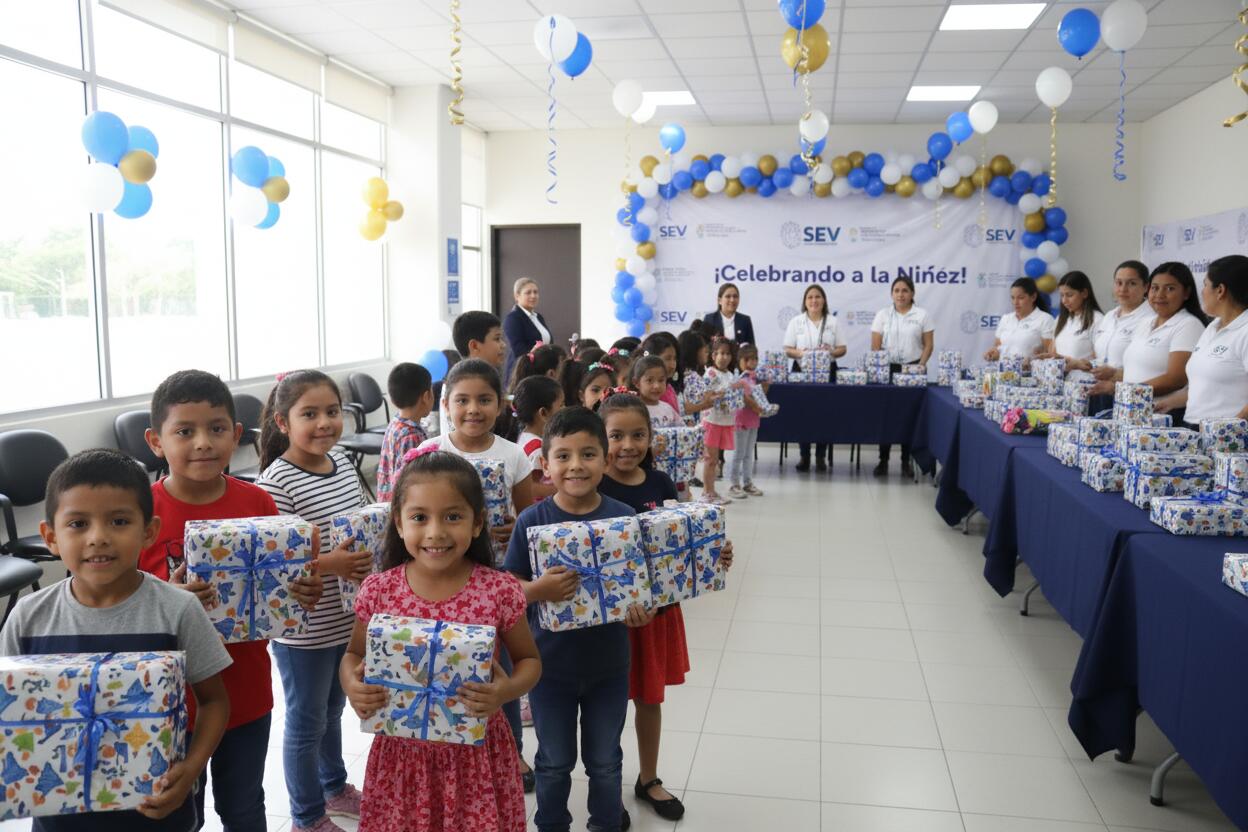 SEV entrega mil 566 regalos a hijos de trabajadores en Día del Niño