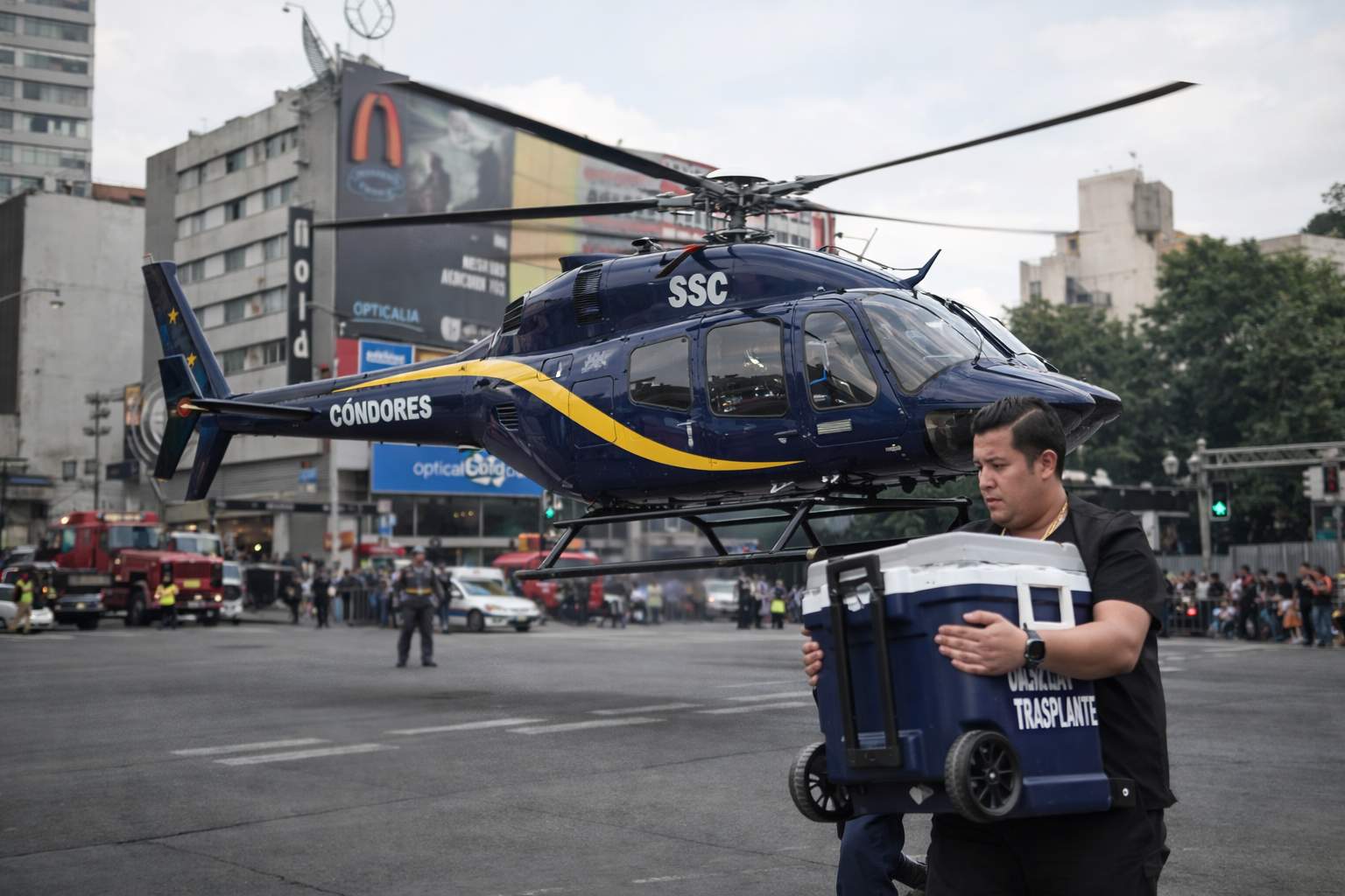 Helicóptero de los Cóndores aterriza en avenida de CDMX para traslado urgente de un hígado