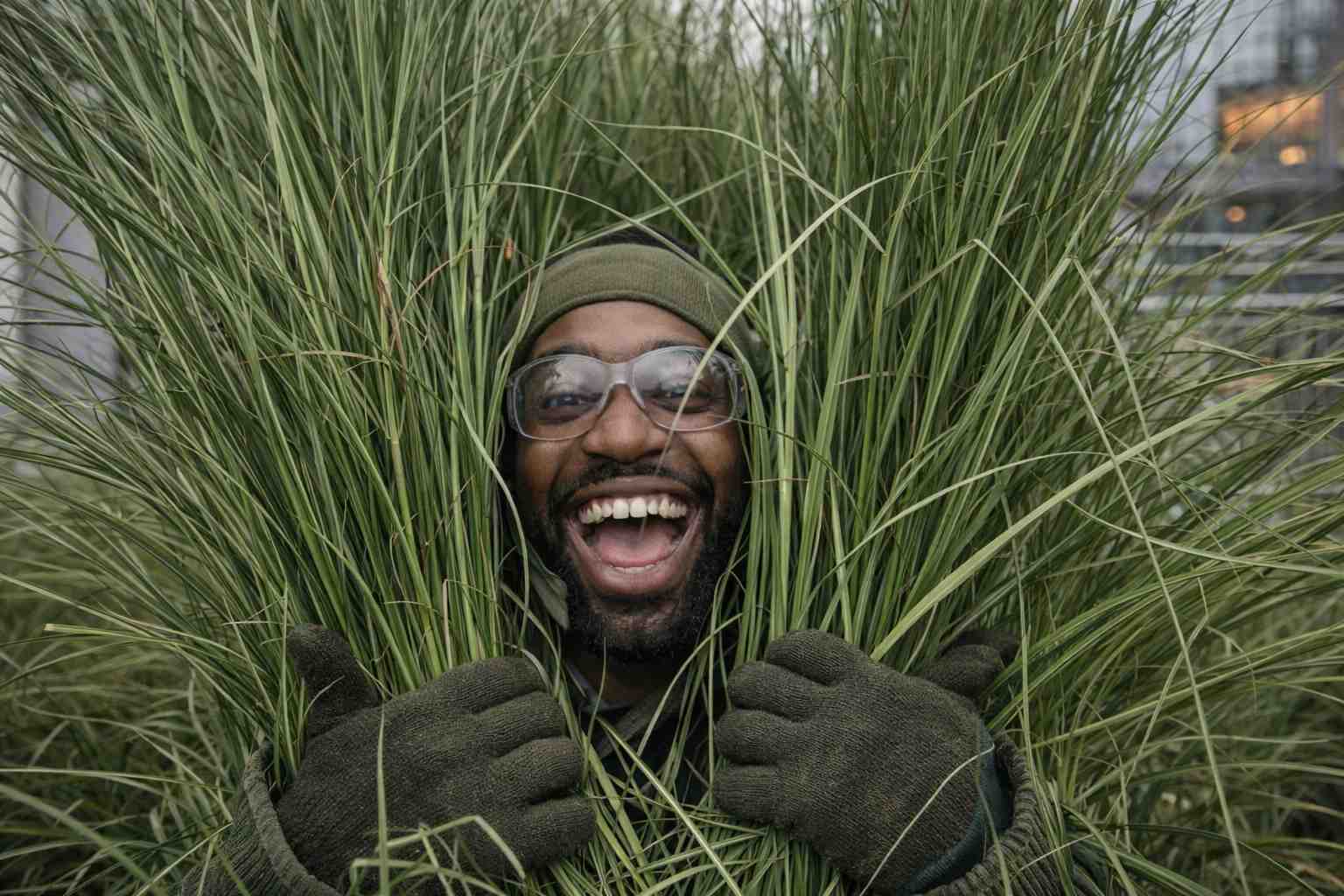 Así fue ser uno de los “arbustos” del Super Bowl: Andrew Athias cuenta su experiencia en el show de Bad Bunny