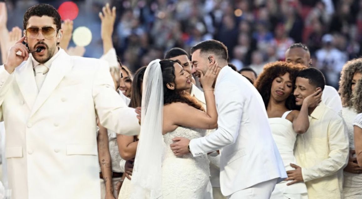 La boda del medio tiempo sí fue real: Bad Bunny sorprendió al mundo al casar a una pareja en el Super Bowl 2026