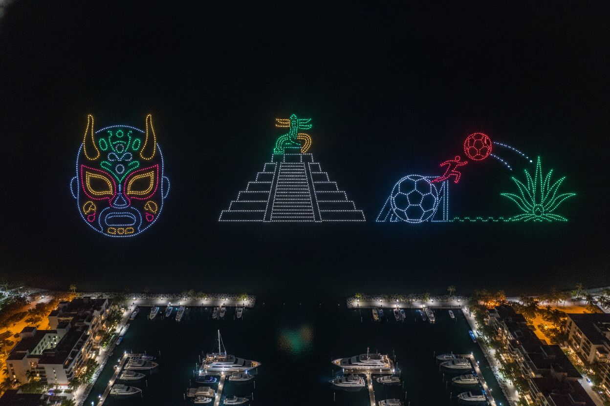 Cancún rompe récord con espectáculo de 1,250 drones que iluminó el cielo