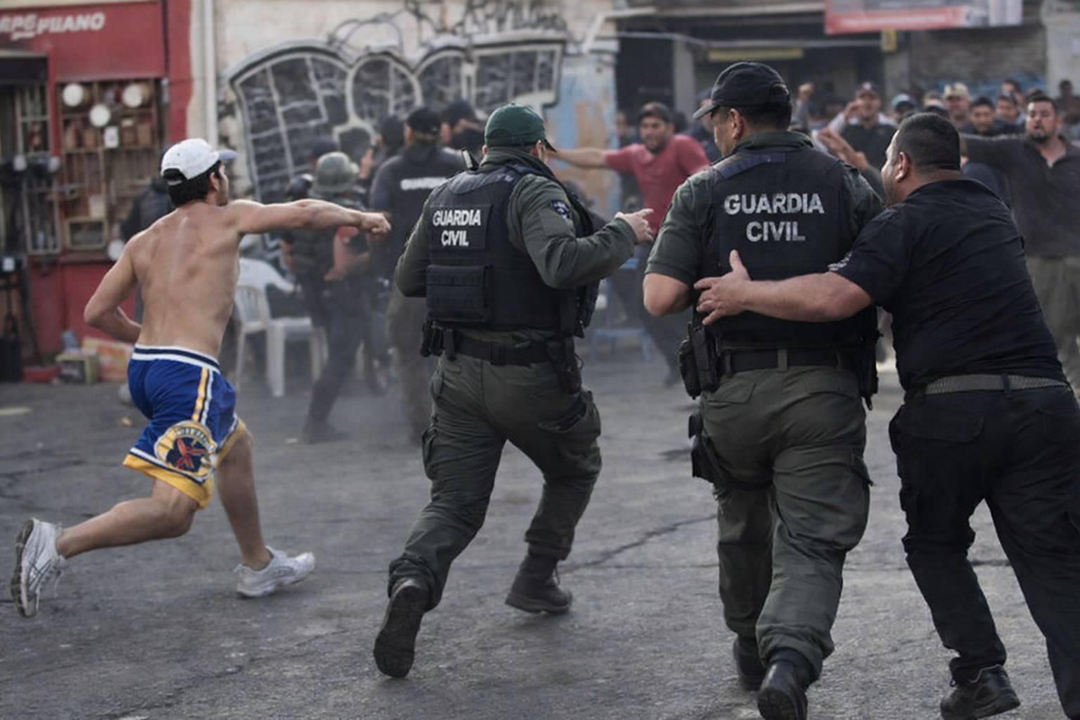 Comerciantes enfrentan y hacen correr a la Guardia Civil en Central de Abasto