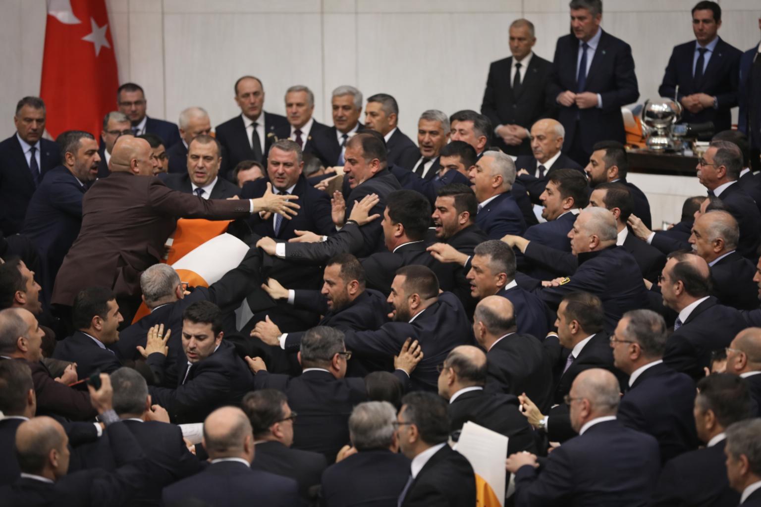 Caos en el Parlamento de Turquía: diputados se golpean durante sesión en Ankara