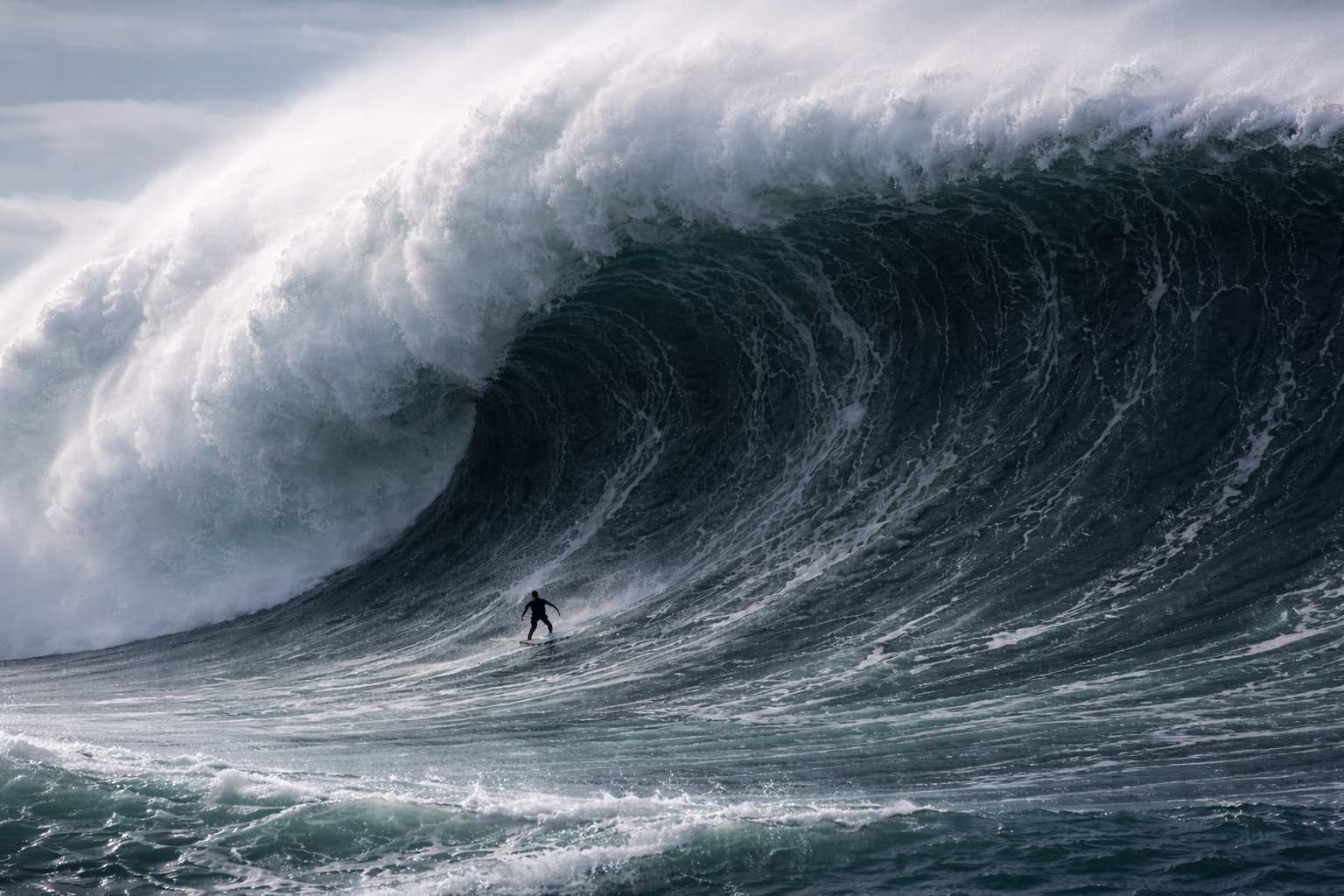 Olas gigantes captadas por surfista en Nazaré impresionan al mundo