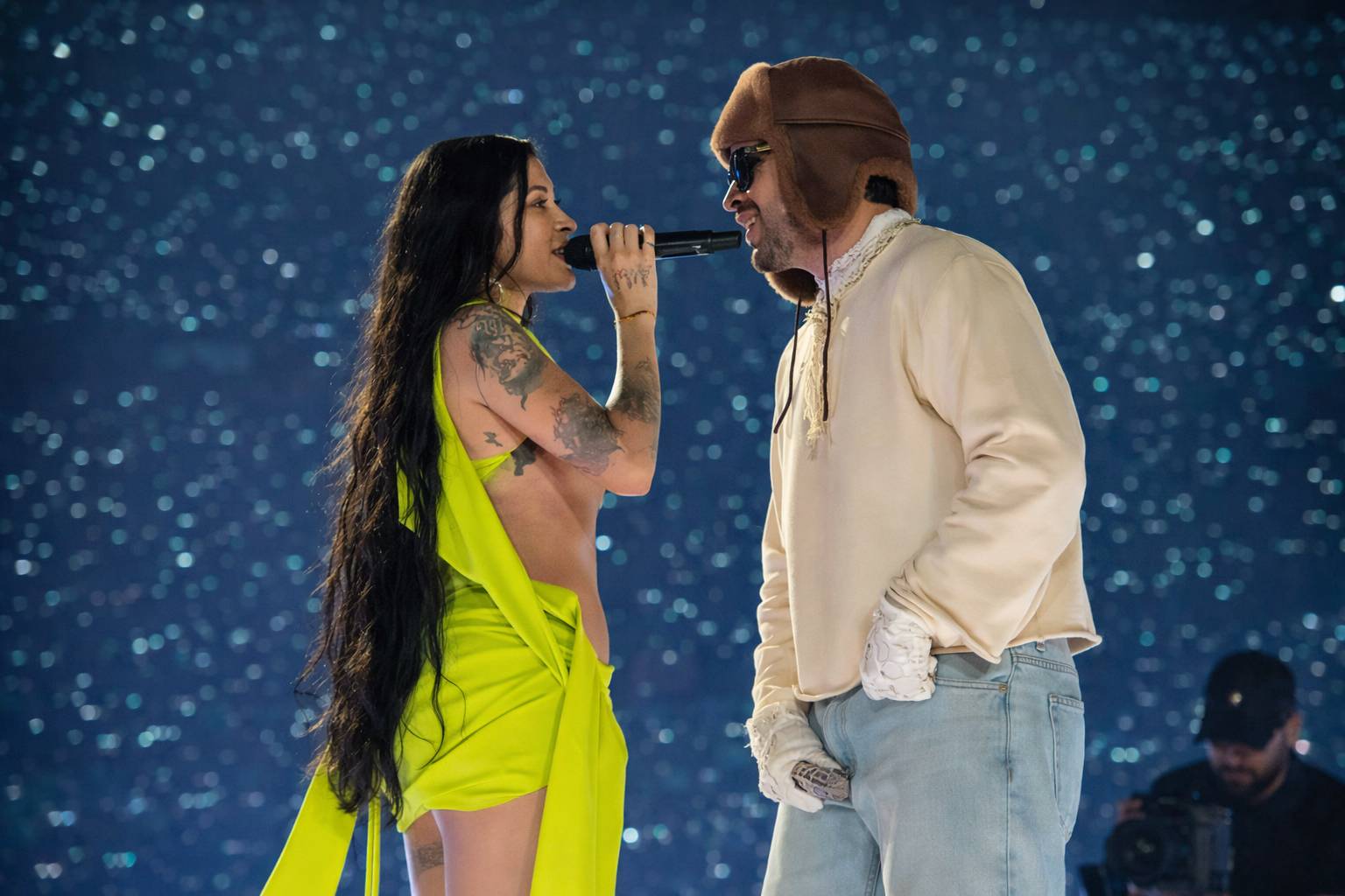 Bad Bunny y Cazzu sorprenden en River Plate: la aparición que marcó el San Valentín 2026