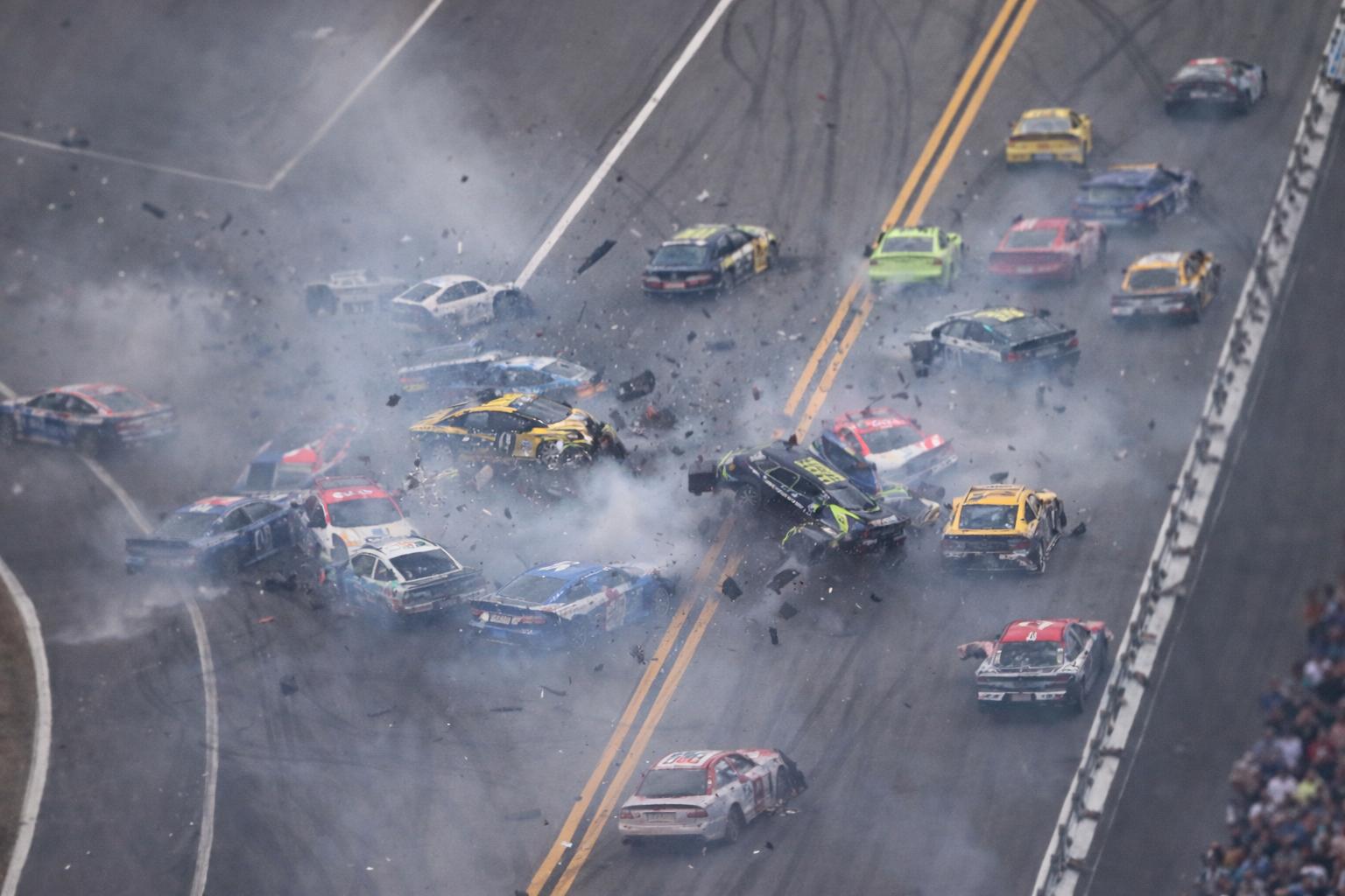Choque masivo de 17 autos en plena carrera desata caos en la vuelta 124