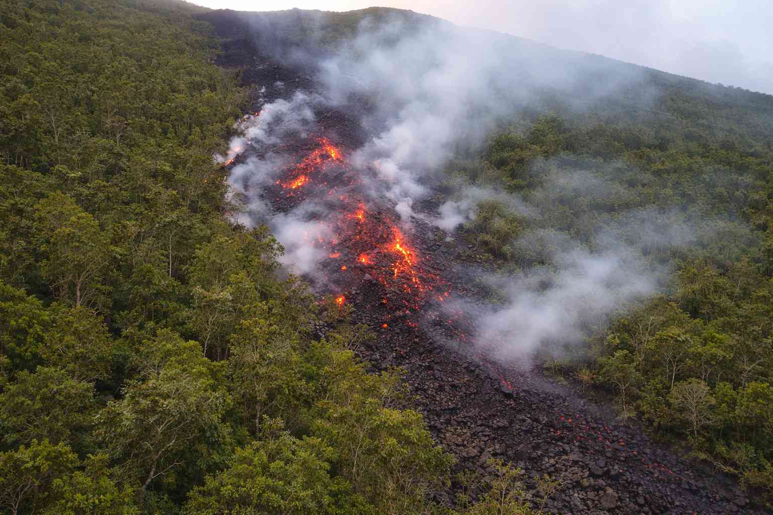 Impresionante erupción del Pitón de la Fournaise ilumina la isla de La Reunión