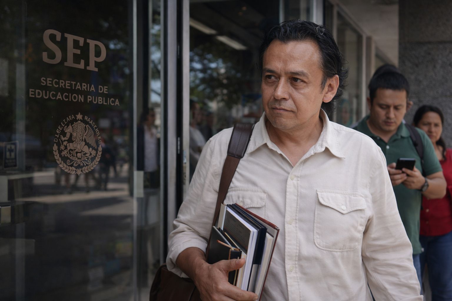 Marx Arriaga sale de la SEP tras 'resistencia' y vuelve a dar clases; asegura plazas para maestros de honorarios