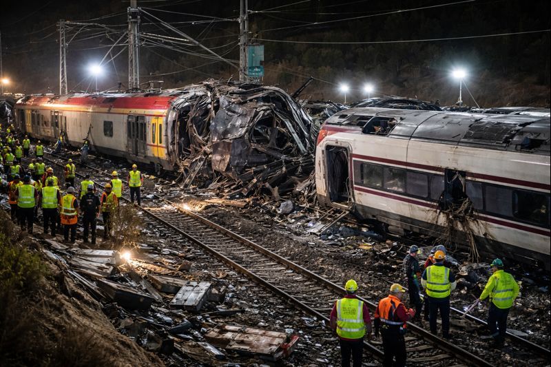 Descarrilamiento de dos trenes de alta velocidad en España deja decenas de muertos