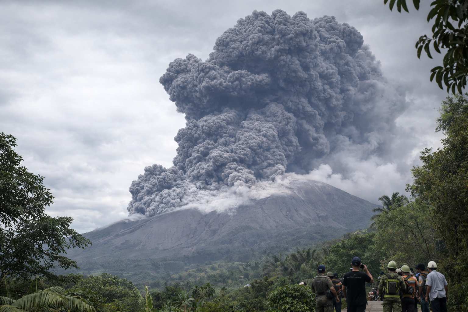 Erupciona el volcán Kanlaon en Filipinas; enorme columna de ceniza alarma a pobladores