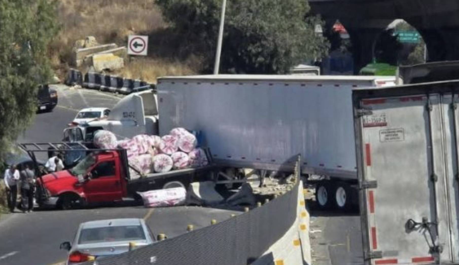 Tráiler pierde el control en Periférico Norte y provoca choque múltiple en Tlalnepantla