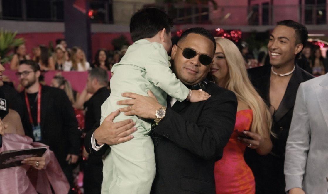 Santiago Matías carga a Abelito en Premio Lo Nuestro y genera controversia: 