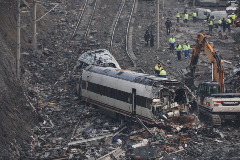 Accidente en Cartagena: tren impacta grúa y deja heridos