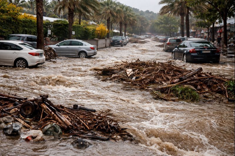 Lluvias torrenciales e inundaciones causan estragos en Kuşadası, Aydın, Turquía