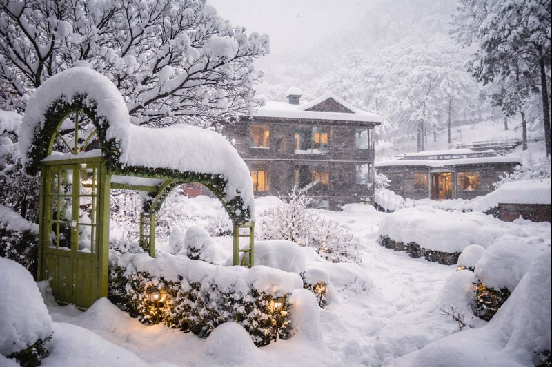 Blanco total por nevadas y hielo que cubren Palchan en India: tan hermoso como riesgoso