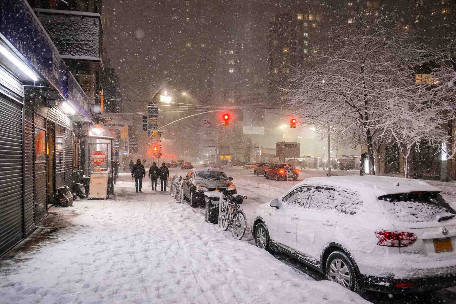Fuerte nevada sorprende a Nueva York y provoca retrasos en vuelos y transporte