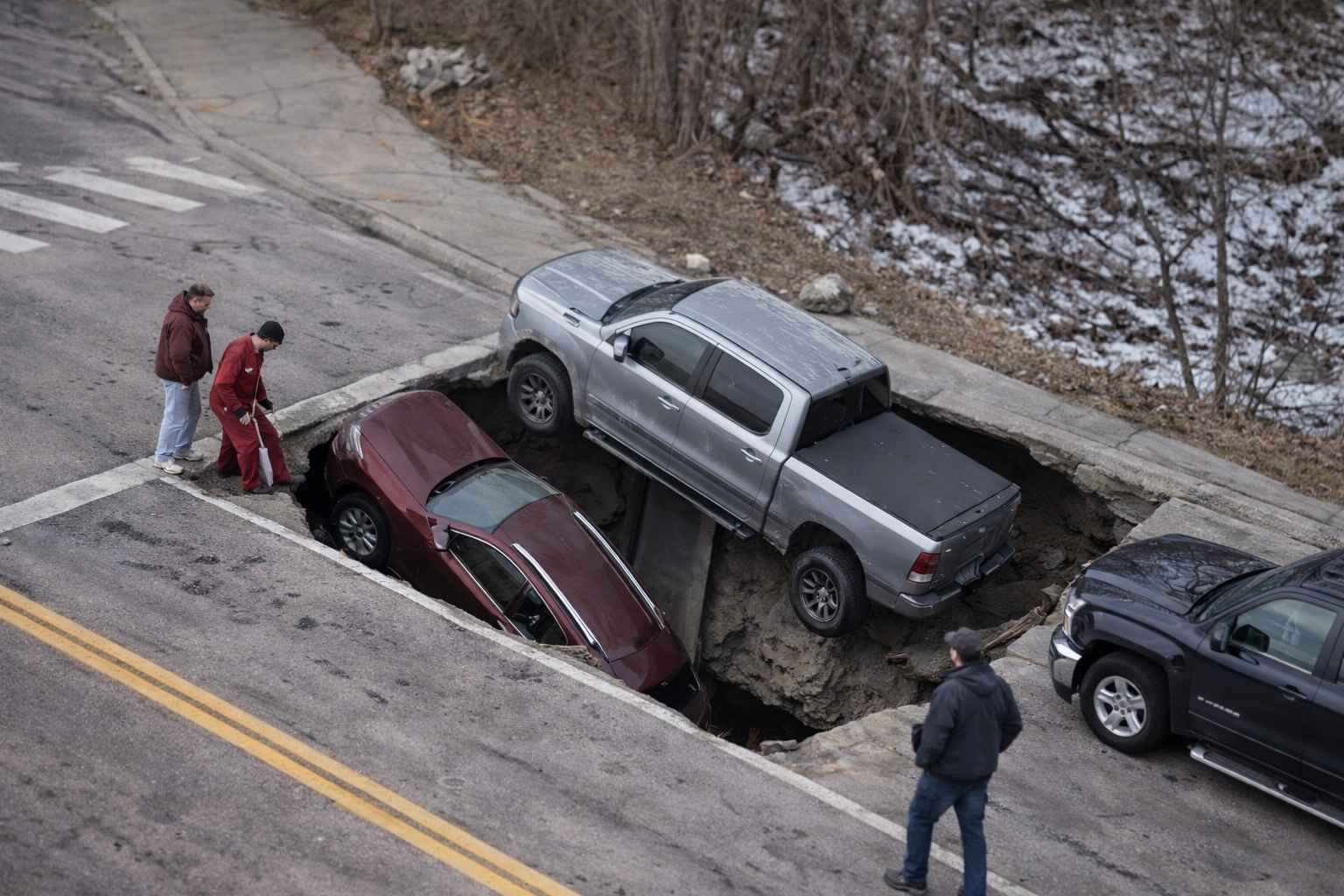 Impactante: calle se hunde en Nebraska y dos autos caen al vacío frente al semáforo