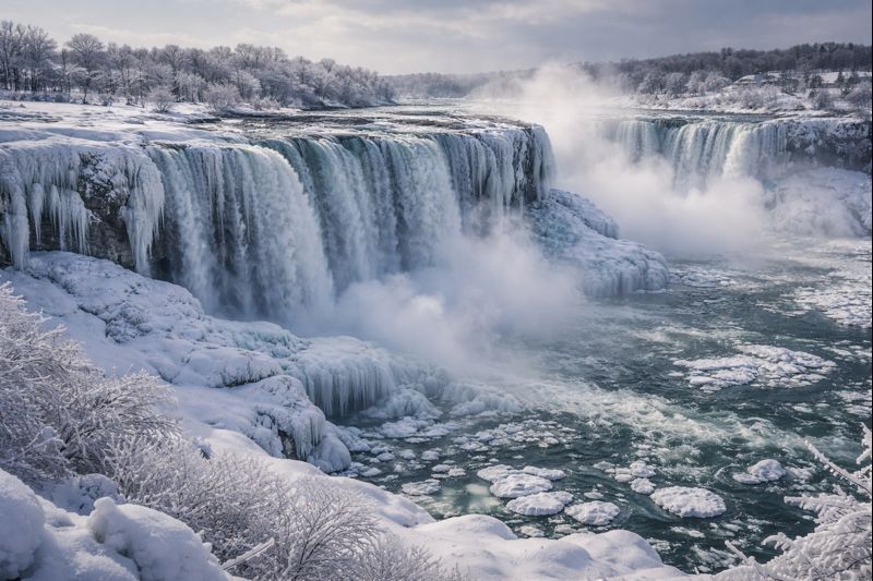 Frío extremo en Canadá congela parcialmente las Cataratas del Niágara