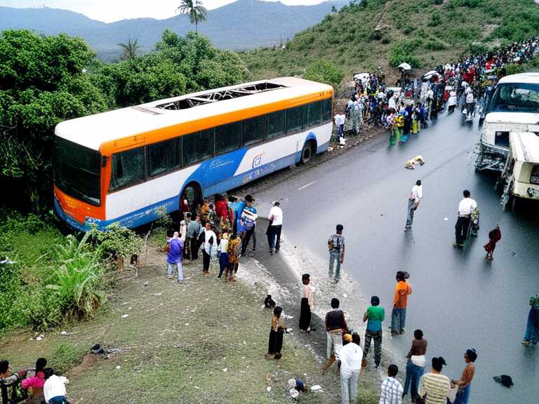 Volcadura de autobús en Oaxaca deja al menos 11 muertos y varios heridos