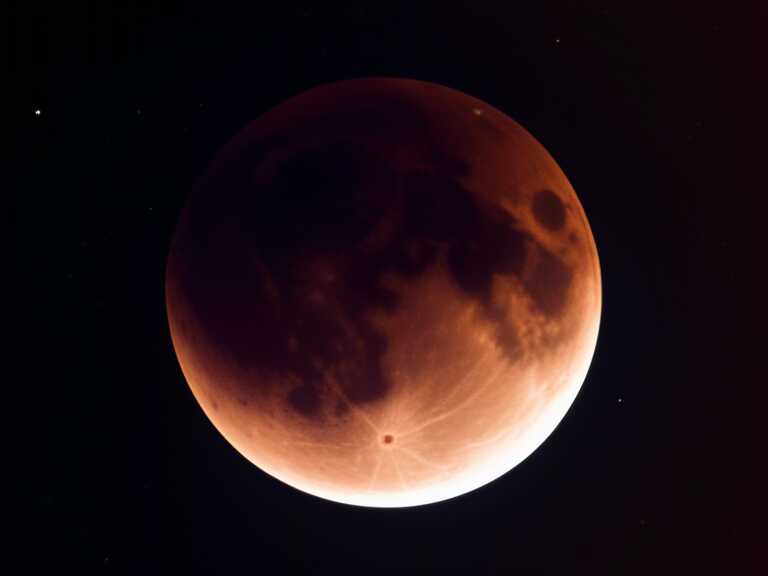 Eclipse Lunar: Cambios Profundos y Renacimiento Personal en Cada Signo