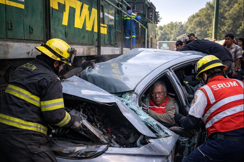 Adulto mayor sobrevive tras intentar ganarle el paso a un tren en Circuito Interior