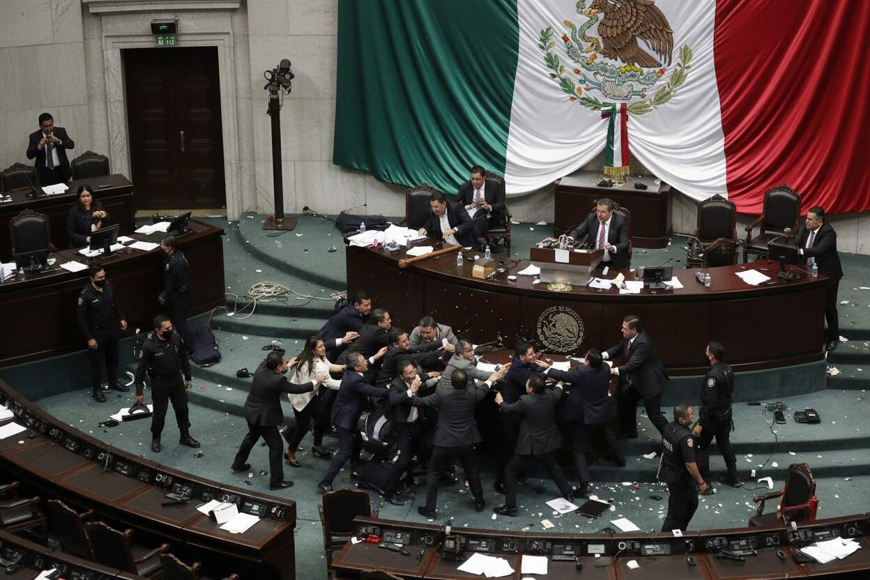 Pelea en el Congreso: Diputado de Morena reta a golpes a priista