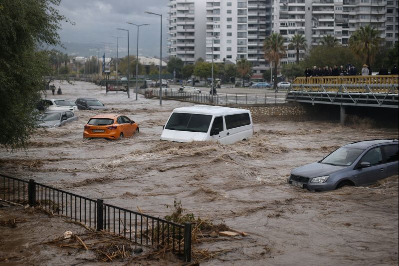 Fuertes lluvias provocan inundaciones repentinas en Mezitli, Turquía
